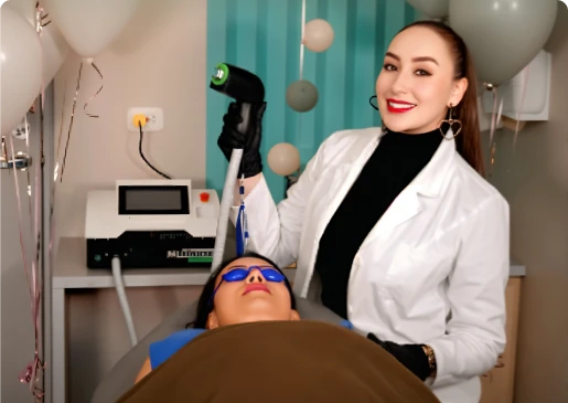 Doctora Paula Andrea Villareal haciendo procedimiento de Depilación laser medica